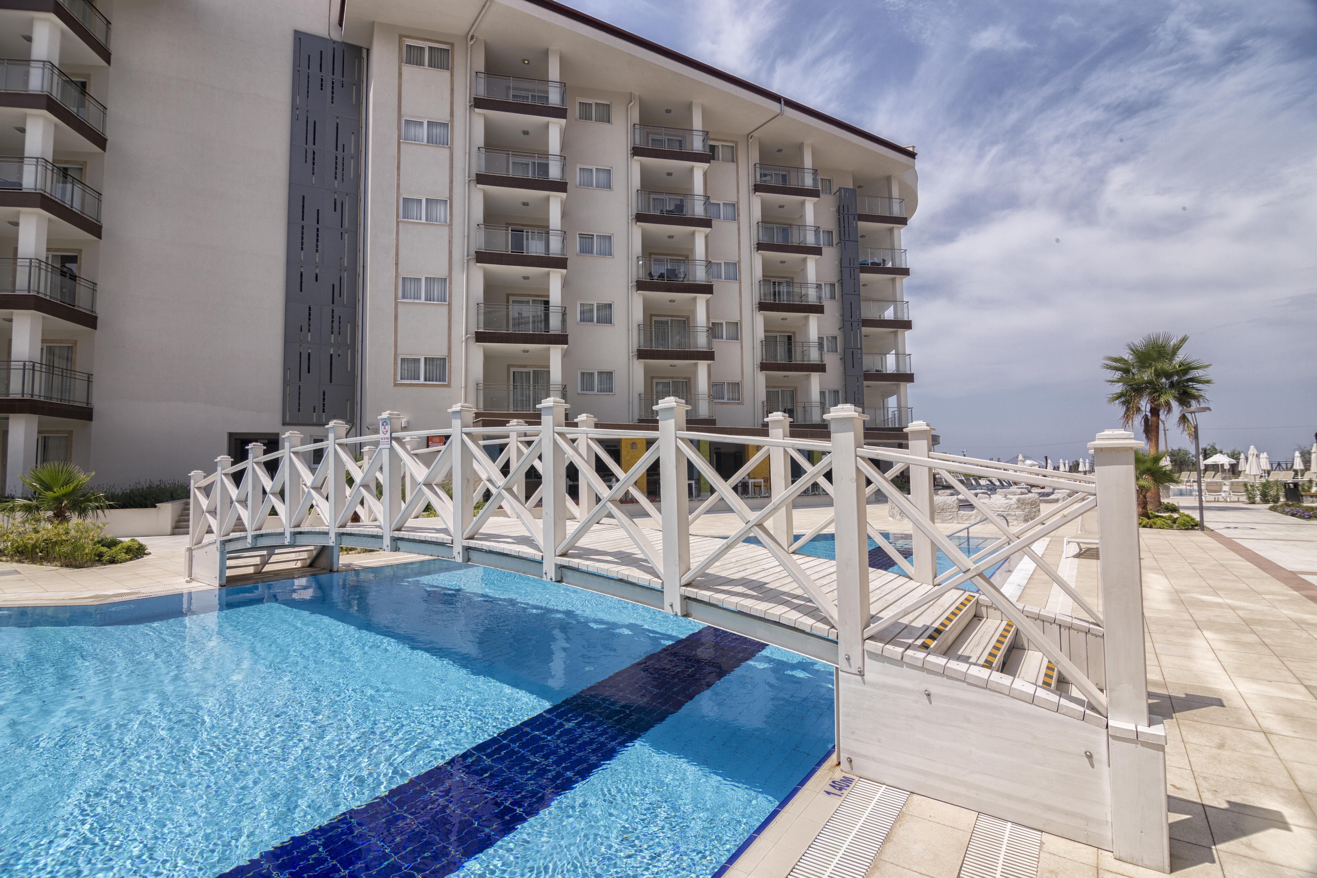 Ramada Hotel & Suites By Wyndham Kusadası Esterno foto