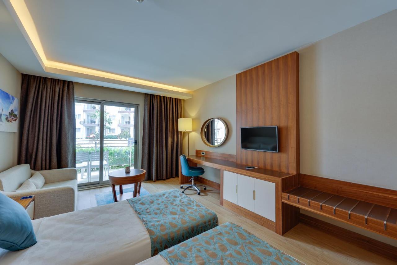 Ramada Hotel & Suites By Wyndham Kusadası Esterno foto